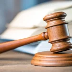 Судебный молоток символизирует производство по делам о насилии над детьми в Черкасской области