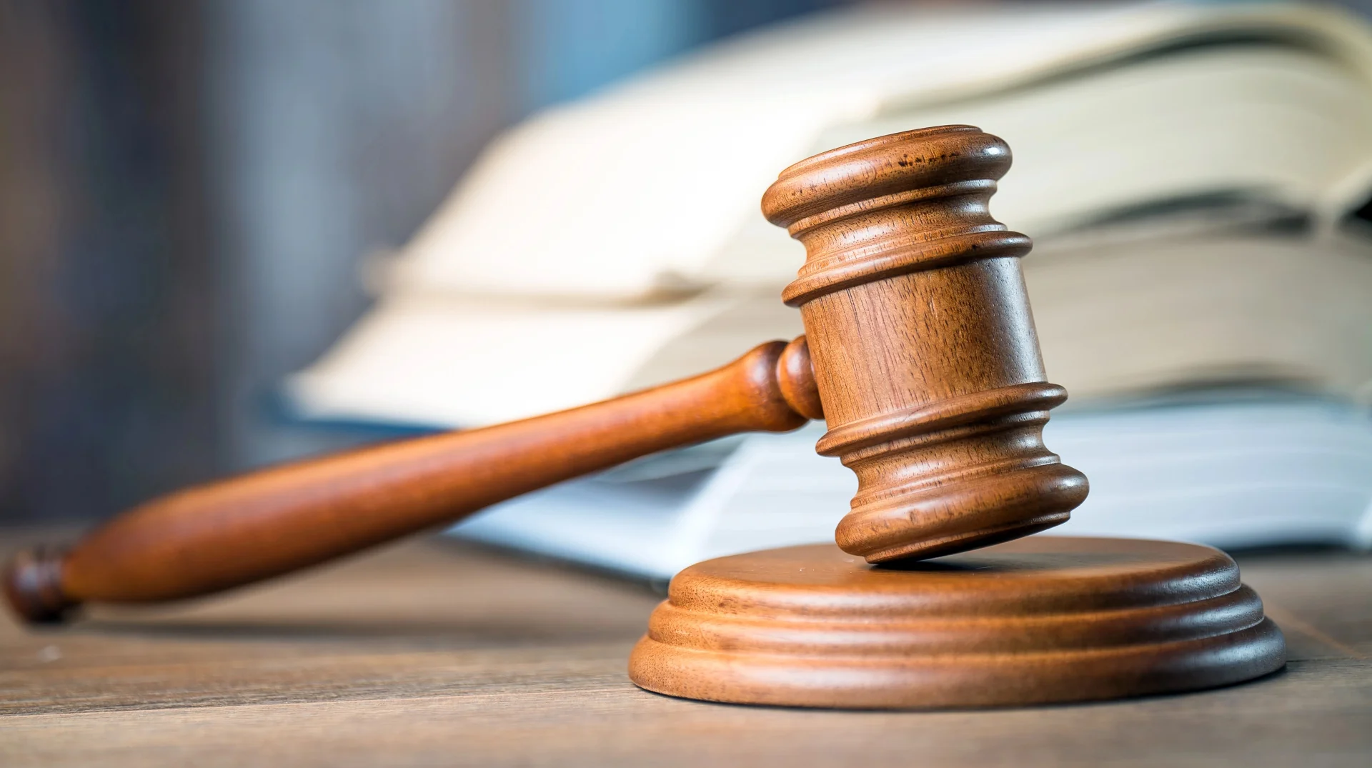 Судовий молоток символізує провадження щодо насильства над дітьми на Черкащині