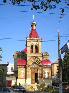 Православний храм з золотою банею та червоним дахом у Дарївці